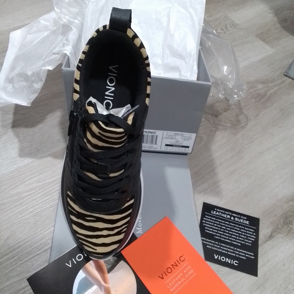 Vionic Women's Sneakers NEW IN BOX - Picture 4 of 6